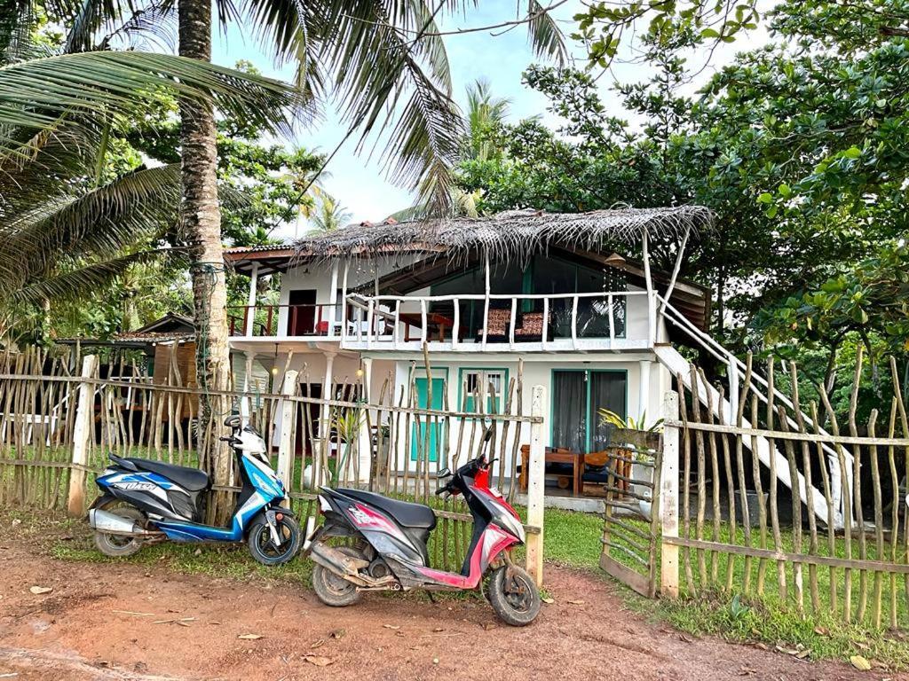 Beach House Kalukatiya - Family Villa, Seaview Room, Garden Room Dickwella Exterior photo