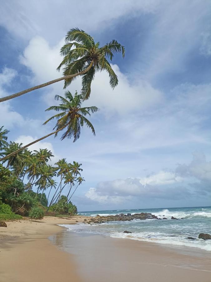 Beach House Kalukatiya - Family Villa, Seaview Room, Garden Room Dickwella Exterior photo