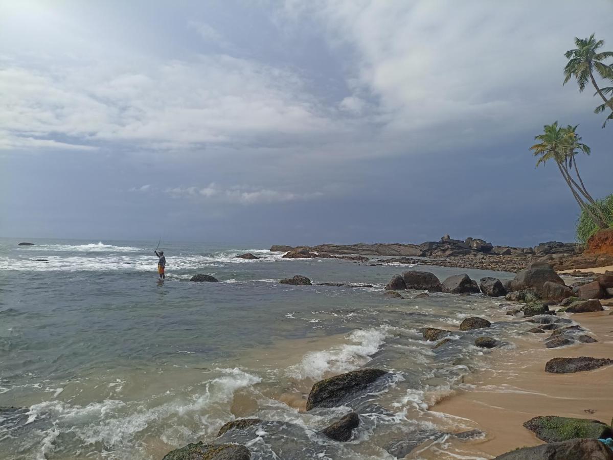 Beach House Kalukatiya - Family Villa, Seaview Room, Garden Room Dickwella Exterior photo
