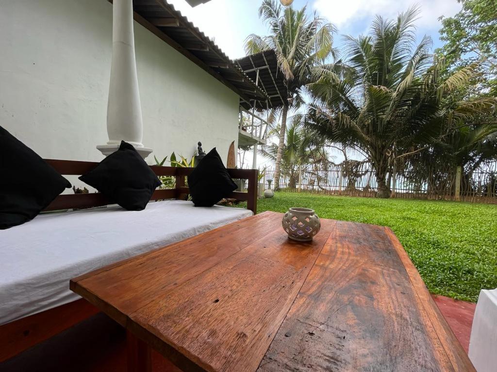 Beach House Kalukatiya - Family Villa, Seaview Room, Garden Room Dickwella Exterior photo
