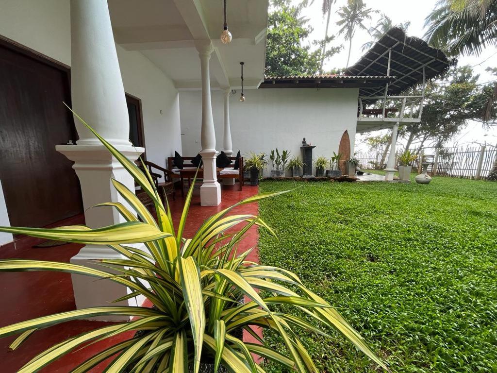Beach House Kalukatiya - Family Villa, Seaview Room, Garden Room Dickwella Exterior photo