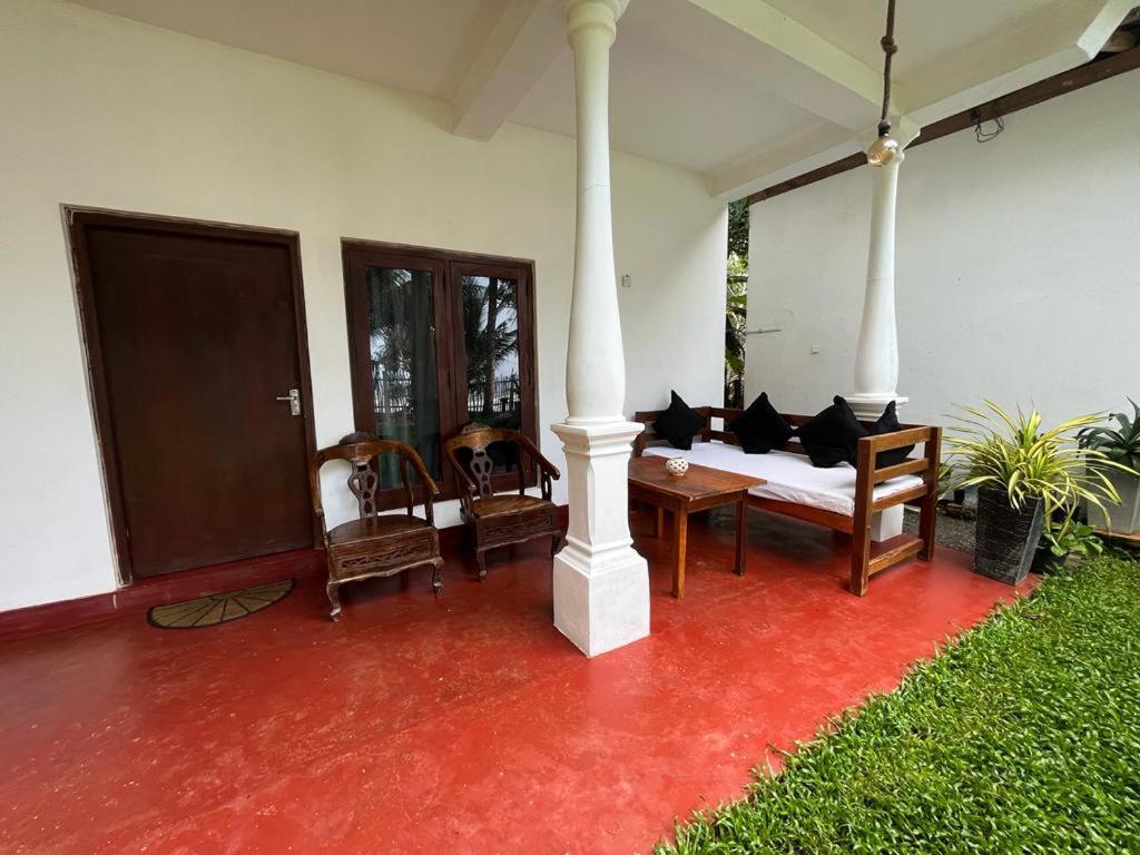Beach House Kalukatiya - Family Villa, Seaview Room, Garden Room Dickwella Exterior photo