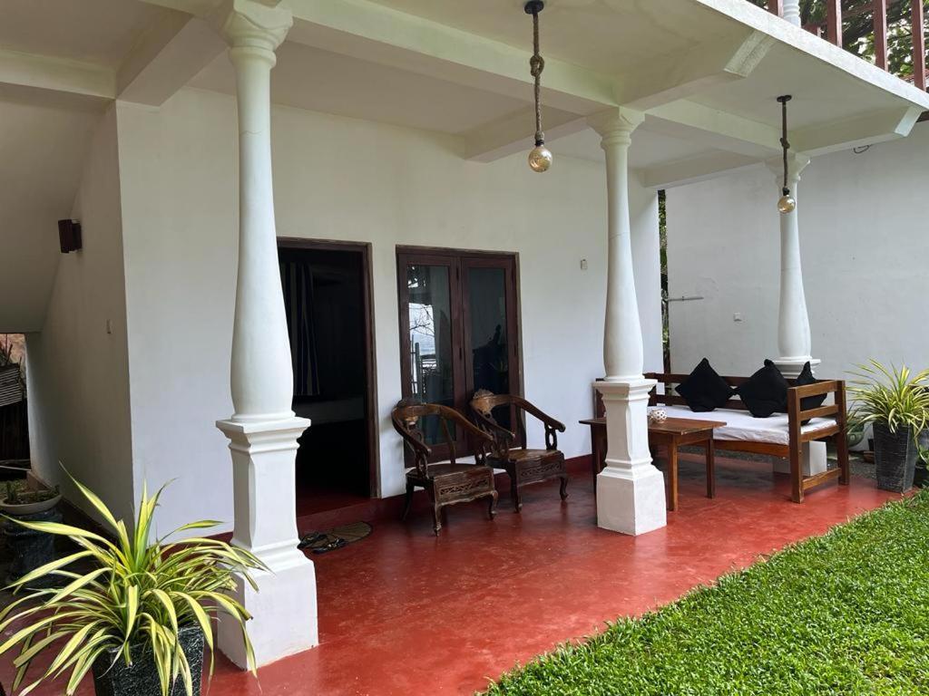 Beach House Kalukatiya - Family Villa, Seaview Room, Garden Room Dickwella Exterior photo