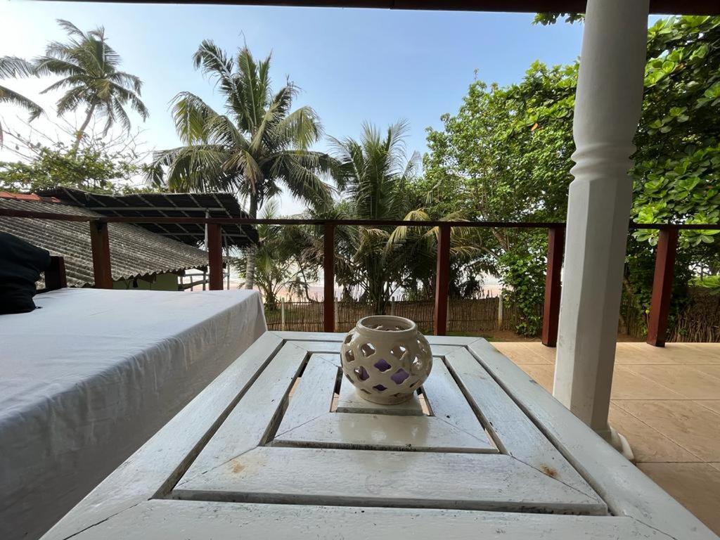 Beach House Kalukatiya - Family Villa, Seaview Room, Garden Room Dickwella Exterior photo
