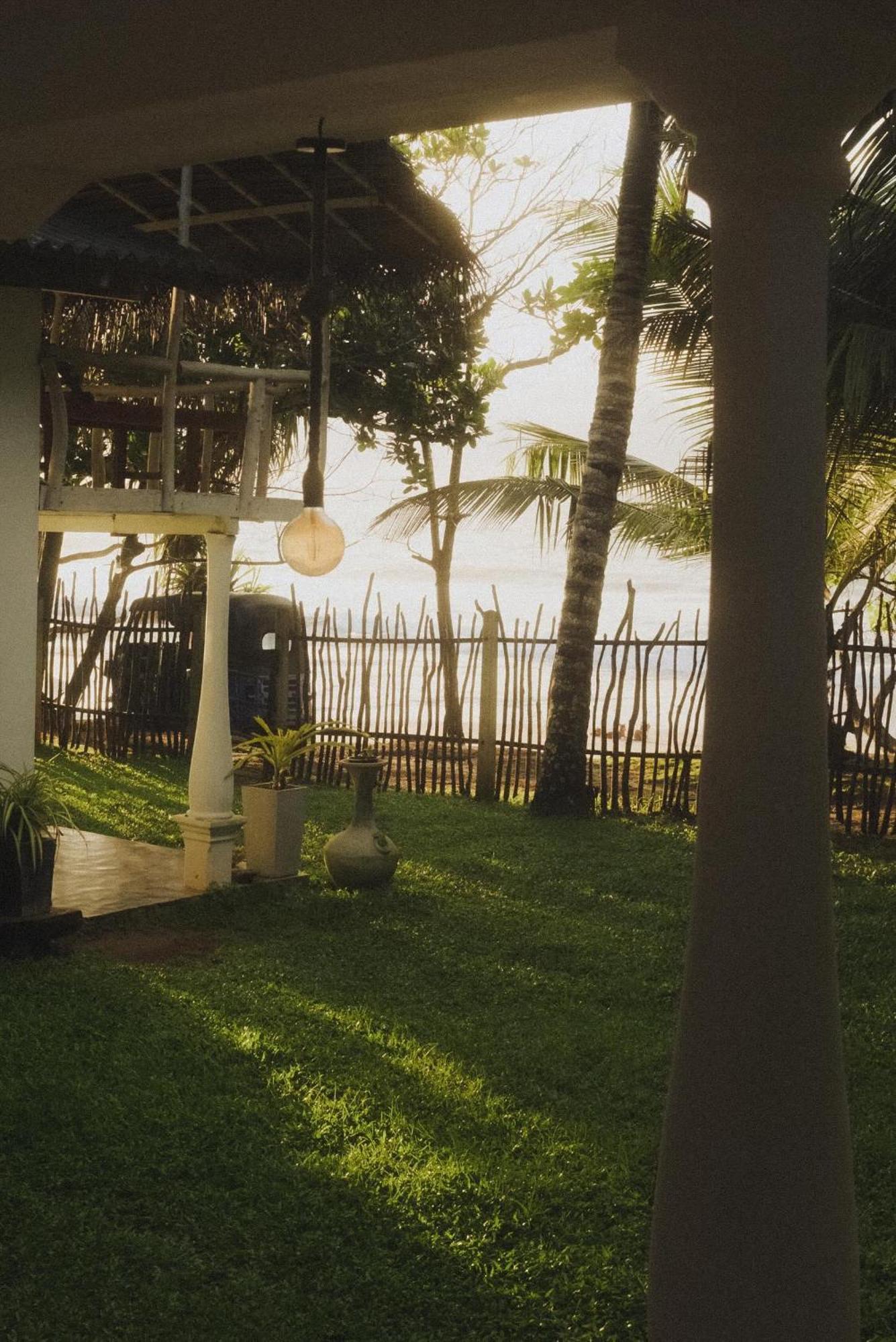 Beach House Kalukatiya - Family Villa, Seaview Room, Garden Room Dickwella Exterior photo